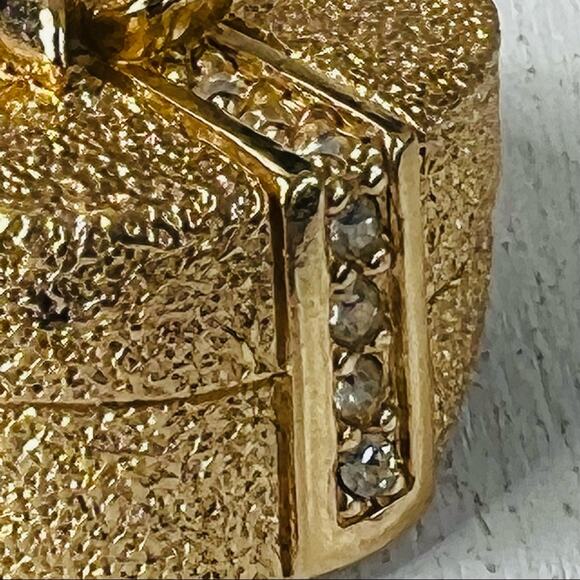 CHRISTIAN DIOR Round Present Hat Gift Box Brooch - Picture 6 of 13